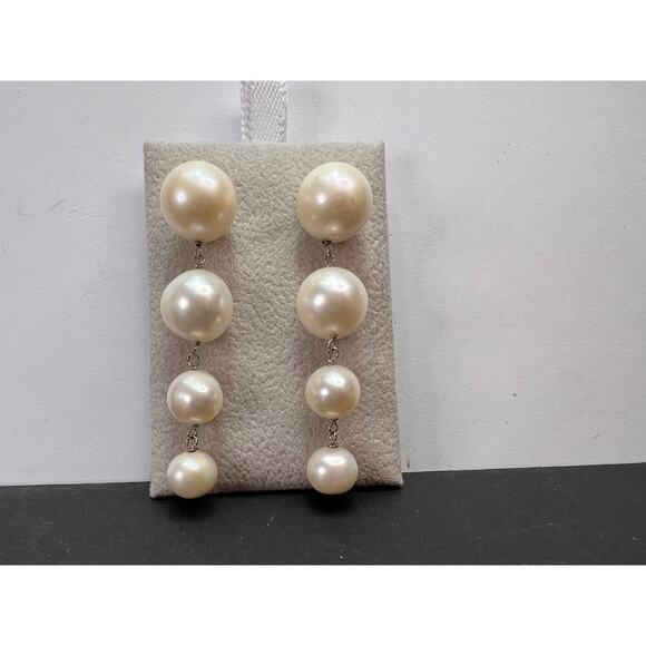 Graduated dangling pearl earrings in sterling silver - Picture 6 of 11